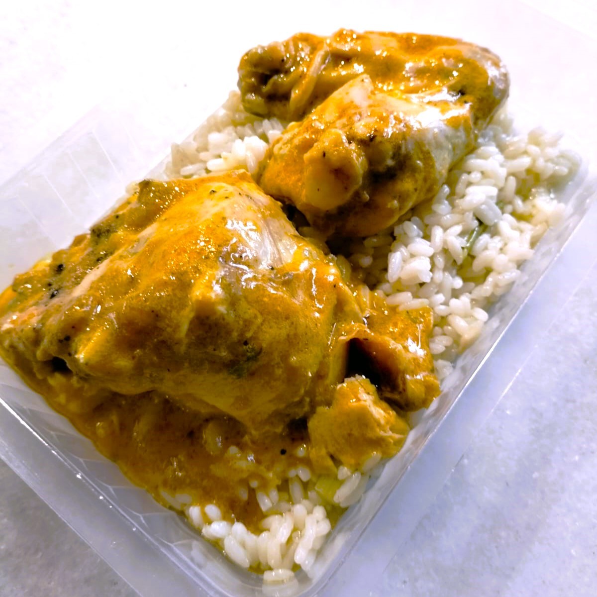 Pollo al Curry con Arroz Salteado