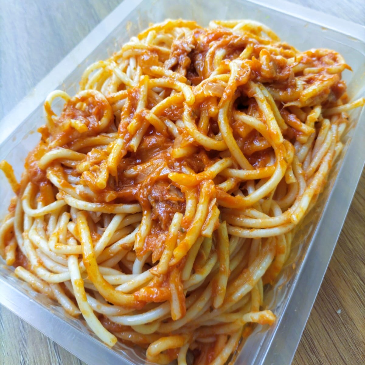 Espaguetis con Salsa de Tomate y Atún