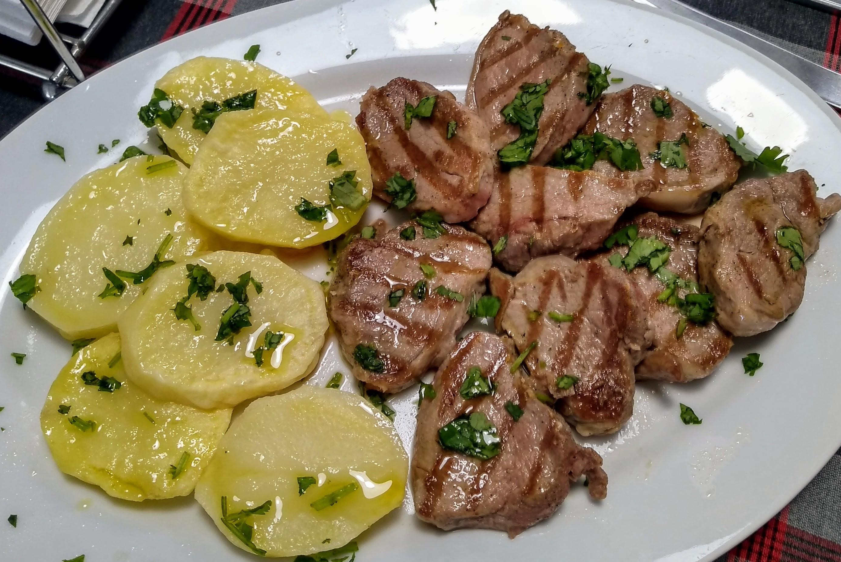 Solomillo de Cerdo a la Plancha con Patatas Fritas